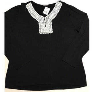 Blusa adulto feminino Modelo fechado, manga longa  Decote confeccionado em renda Tecido confortável Cor preto com renda em branco Tamanho GG2 Marca Fajos Style Composição: 96% Viscose e 4% Elastano