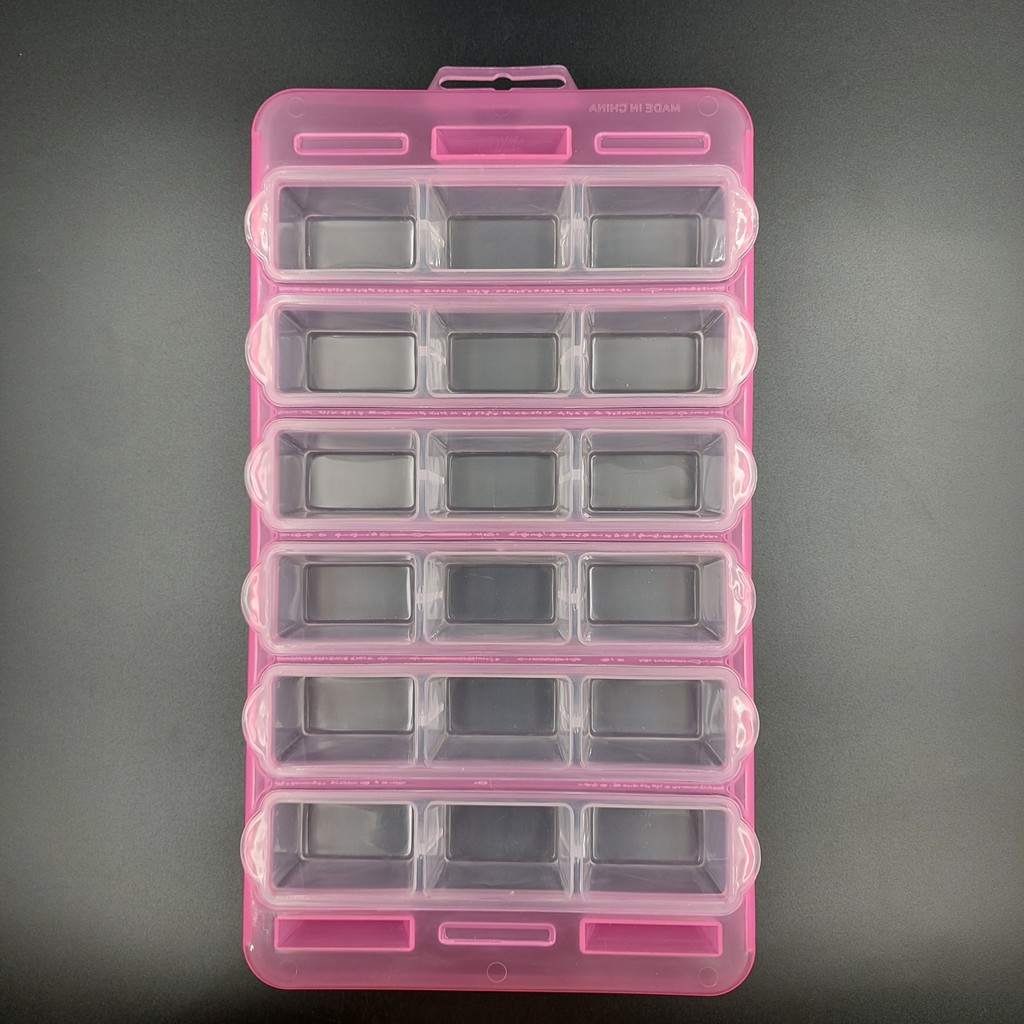 Forma de Gelo Plástica com 18 Compartimentos, 3 Cores Disponíveis - 26x28,5cm