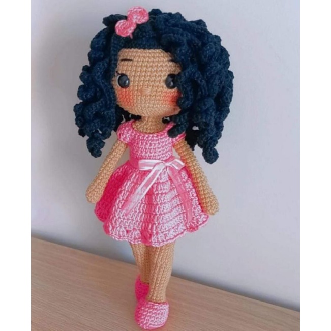 boneca negra/ boneca cabelos cacheados/boneca amigurumi/boneca