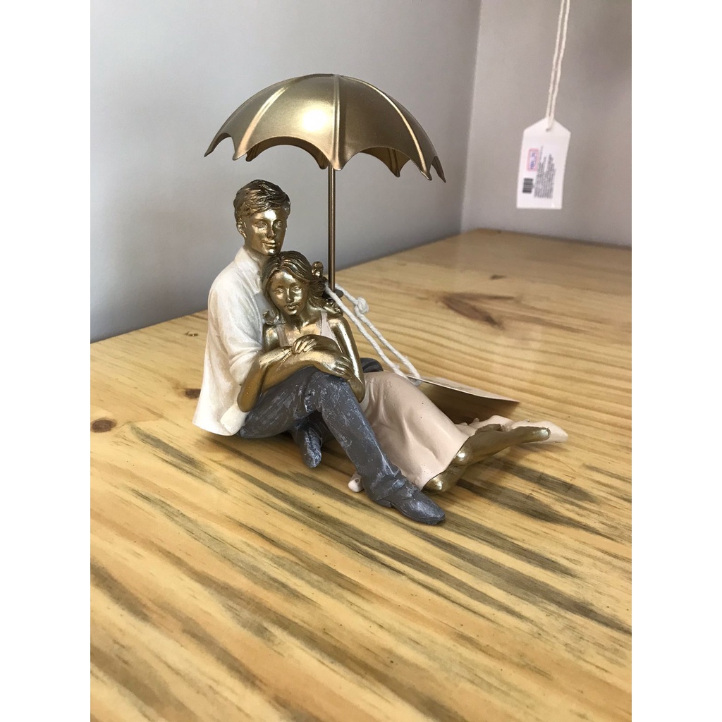 Enfeite escultura de resina casal