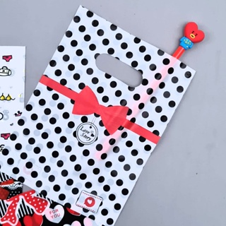 Kit 15 Sacolas Plásticas com Alça Vazada 21,5 x 15,5 cm – Embalagem para Presentes e Lembrancinhas em Oferta na Shopee