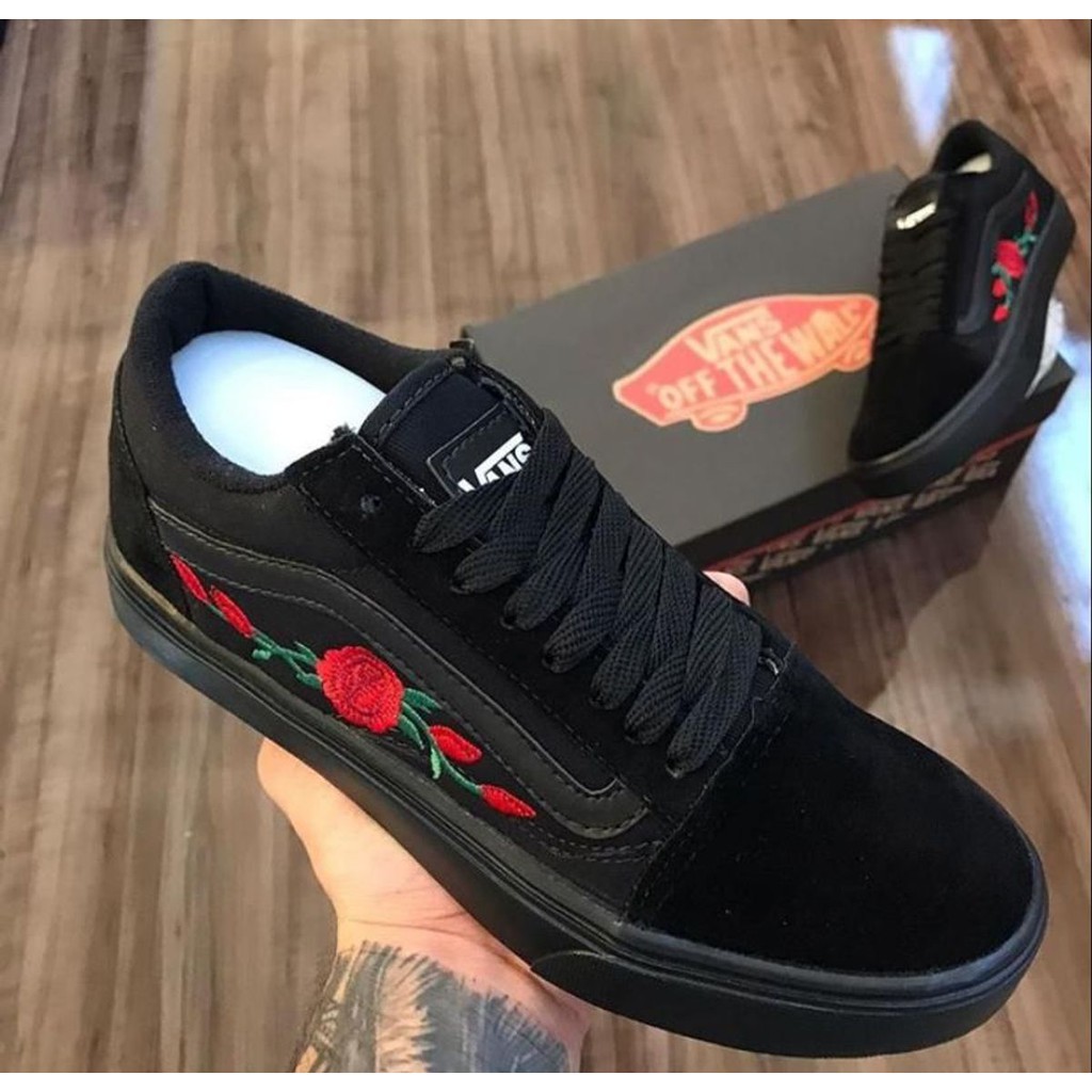 vans old skool preto com flores vermelhas