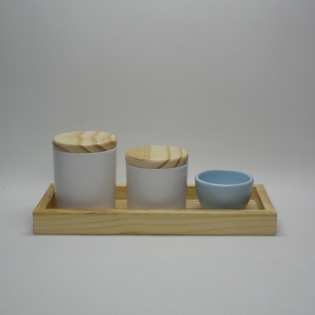 Kit Higiene Bebe Porcelana Branco off White com Azul Candy Tampa Pinus e Bandeja de Pinus 13 x 33cm