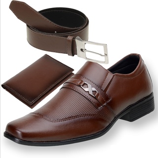 KIT Sapato no estilo social masculino, na cor marrom que acompanha lindo cinto em couro e carteira em couro de brinde.