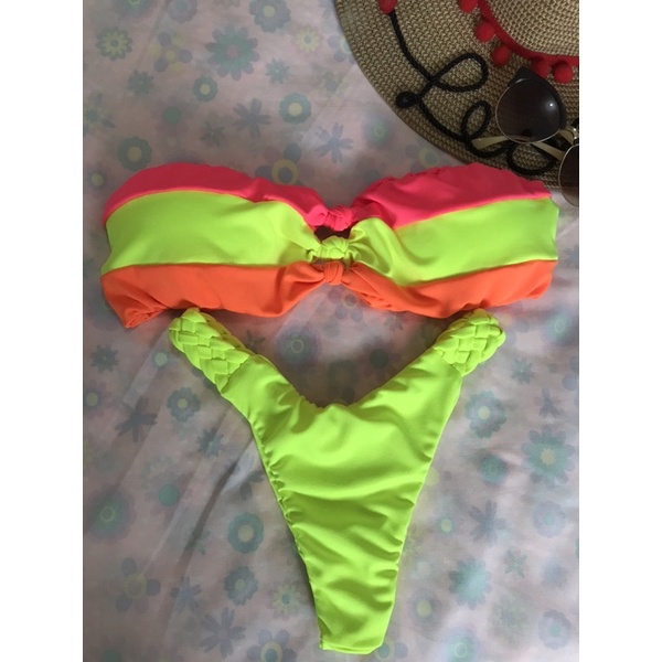 Biquíni top tomara-que-caia com bojo removível e calcinha empina bumbum amarelo neon, laranja neon e rosa neon