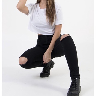 calça jeans sknny preta rasgada no joelho com elastano confortável