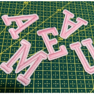 Adesivo de Roupa Aplique Patch Bordado Termocolante Letras Rosa