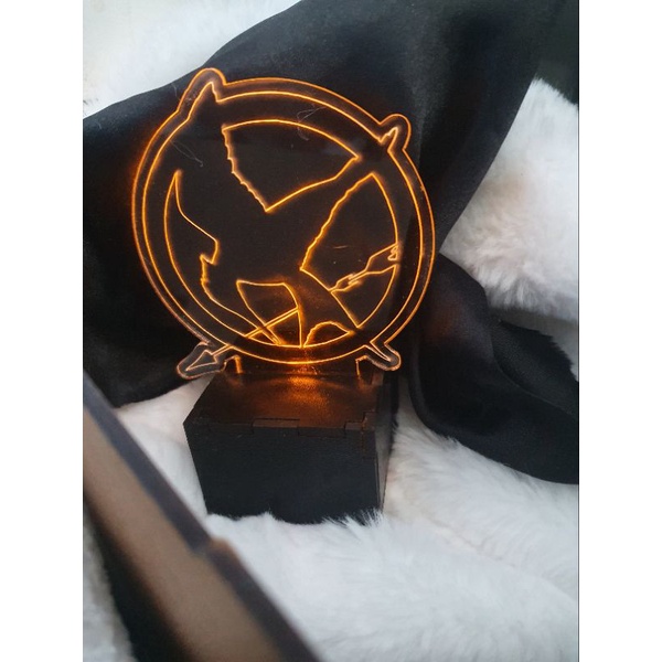 Luminária Jogos Vorazes Tordo – Decoração Geek Presente Criativo Livro Colecionador Nerd Quarto MDF em Oferta na Shopee