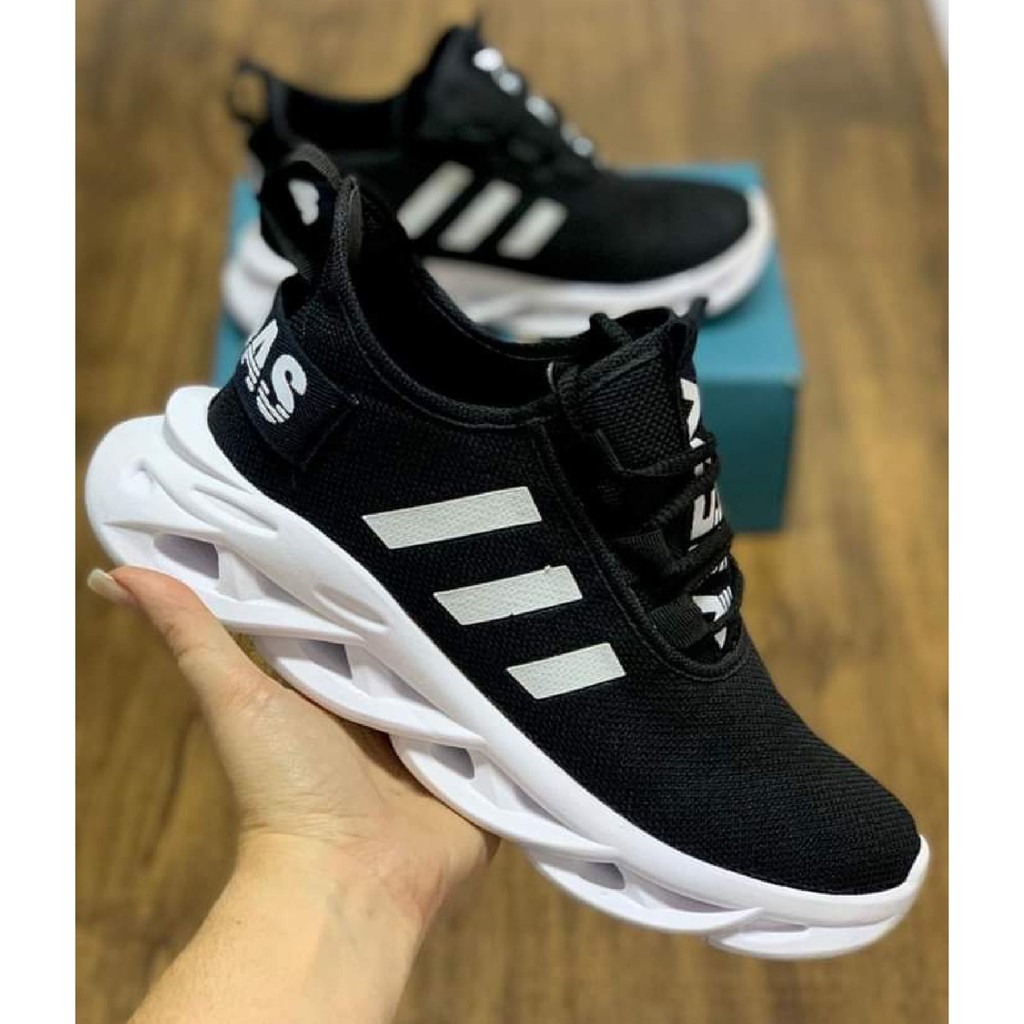 tenis adidas mola atras