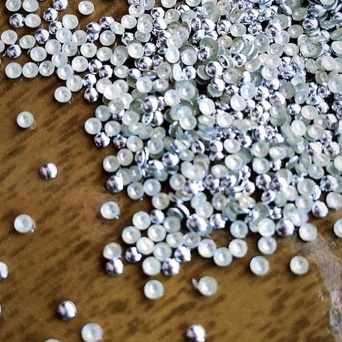 aprox 700 peças dome 1.8mm varias cores- pedrarias para adesivos e joias de unhas