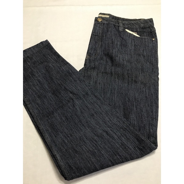 Calça Jeans Adulto Feminino Buzzy Jeans Modelo cigarrete Tamanho 54 Cor azul lavado Bolsos traseiros com detalhes e fecho de botão Composição: 66% Algodão, 42% Poliamida e 2% Elastano