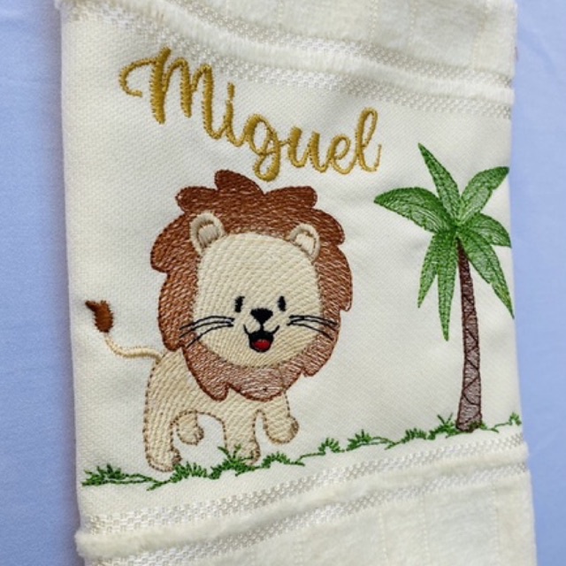 Toalha Bordada Personalizada Leão Safari com Nome Cenário Arvore