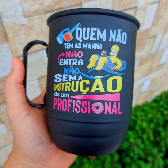 Caneca de aluminio personalizada com tirante - Quem não tem as manha - Caneca Alumínio Tirante - Copos Personalizados