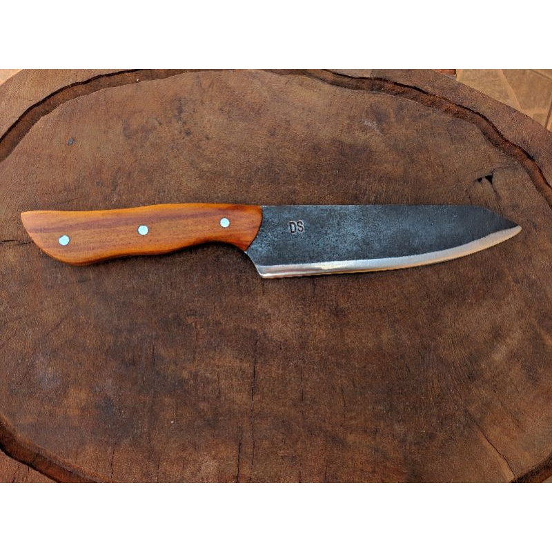Faca Santoku, faca artesanal de disco de arado, aço carbono, brutforge com fio polido - Faca de Cutelaria