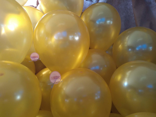 50 Balões de latex 9 polegadas sem impressão na cor dourado. Muito utilizado em ano novo, bodas de ouro, aniversário de 15 anos. Pode também, ser utilizado para fins de impressão em serigrafia, usados em guirlandas de balões em composições com outras core