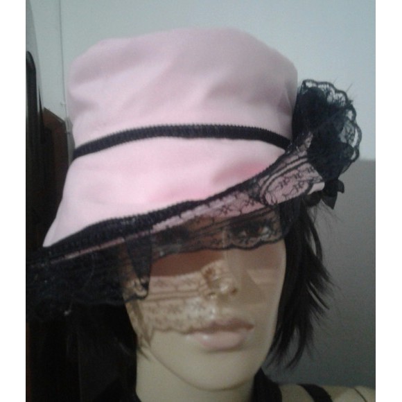 Chapéu rosa com preto - Pomba Gira - Umbanda e Candomblé - modelo cloche com passamanaria, renda, flor e penas preto - tamanho 55 cm