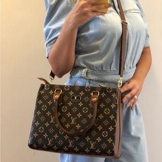 Bolsa Lorena LV Transversal ou Ombro Bem Espaçosa Cabe Caderno Grande em Promoção