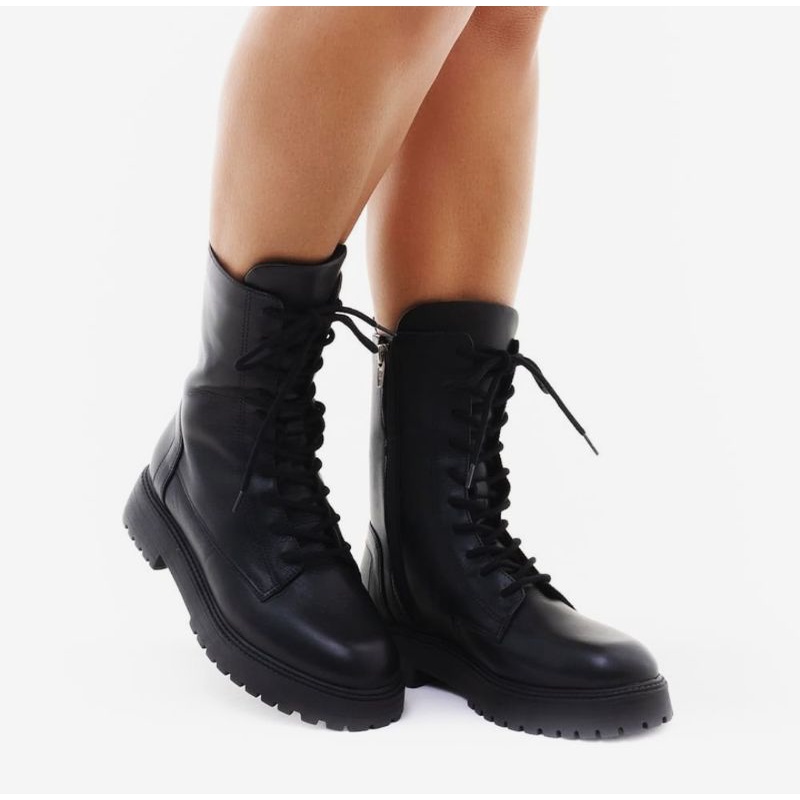 Bota Coturno tratorado em couro Lia Line preta