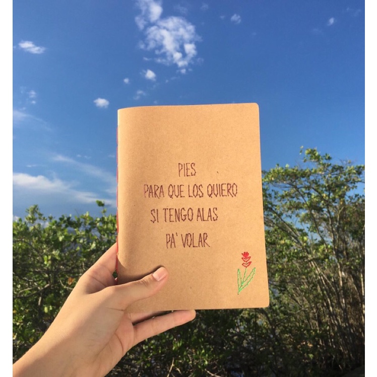 Caderno artesanal com capa em kraft bordada à mão. Frase da Frida Kahlo.  