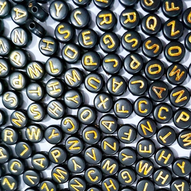 10 Peças de Miçanga Infantil Alfabeto A - Z Redondo Preto Letra Dourado Ouro 7mm Entremeio Furo Passante