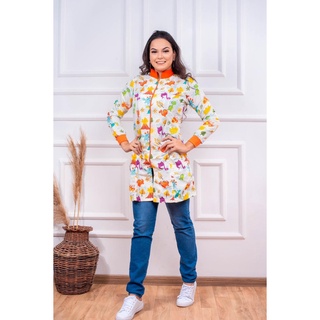 Jaleco Feminino Acinturado Estampado com Ziper tema infantil Dino - para pediatra, odontopediatra, medicina, enfermagem, fonoaudiologia, area da saude