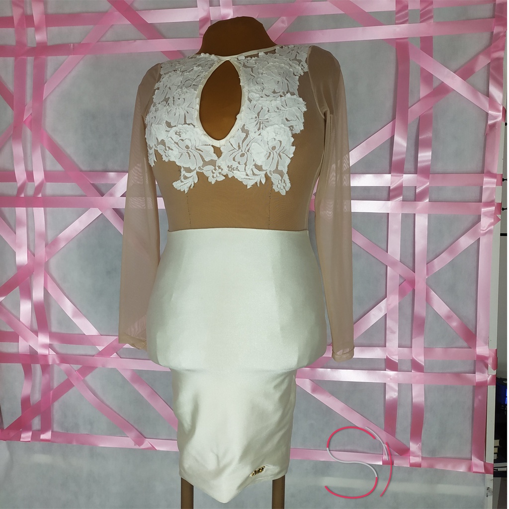 Vestido Maria Gueixa Dourado Clarinho Aplique em Renda Justo em Tule