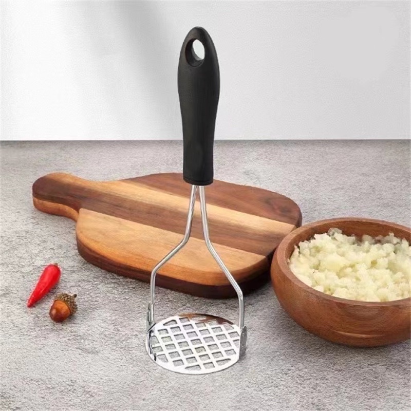 Amassador Espremedor Manual De Batatas E Legumes Multiso Aço Inox Com Cabo Plástico