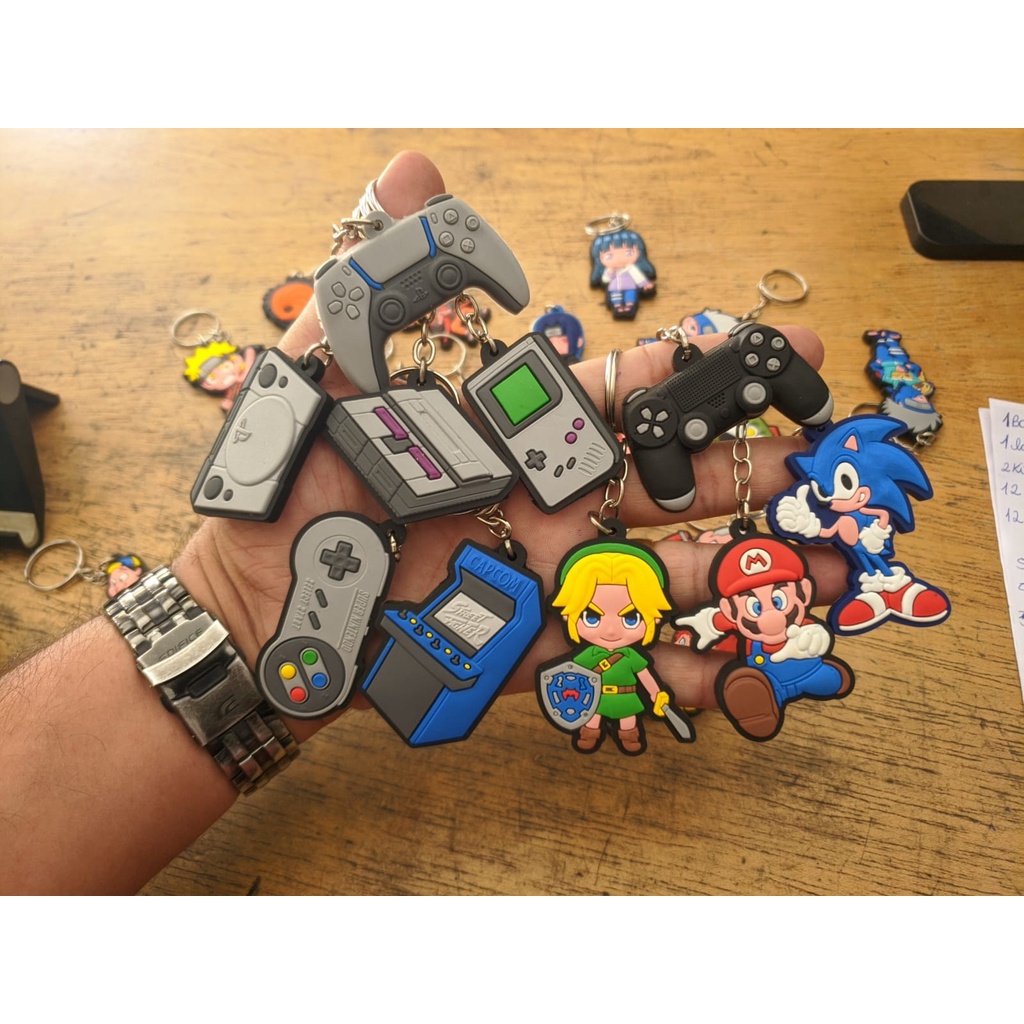 Chaveiro Games Nostalgia - Fliperama, Playstation, Super Nintendo, Game Boy, Sonic, Mario Zelda, controles - Emborrachados - Ótimo para Lembrançinha de Aniversário e para Brindes