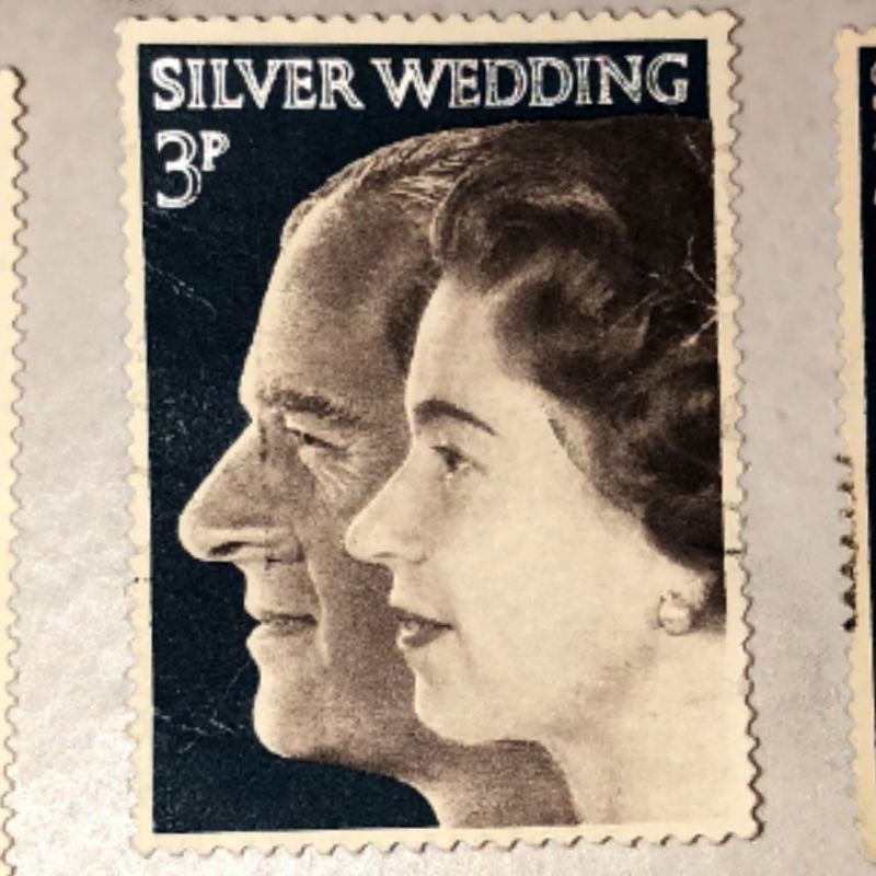 Selo Inglês de 1972 com o valor de 3p(3 centavos) comemorando o 25º aniversário de bodas de prata da rainha Elizabeth II e do príncipe Philip Duque de Edimburgo