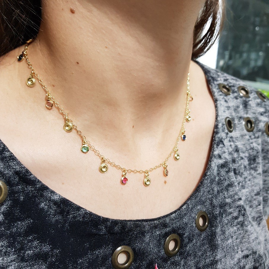 Colar Semijoia Cordão de Ouro Banhado Corrente Não é Bijuteria Colares Femininos Gargantilha Garantia Colar Chocker Pedras Coloridas e Medalhas