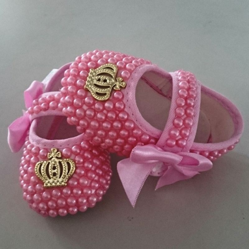 sapatinho princesa com perolas cor de. rosa/ sapatinho menina customizado com perolas