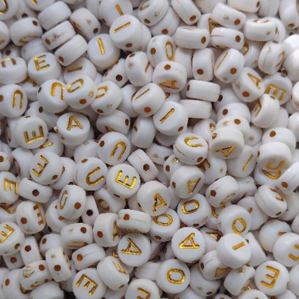 Miçanga Infantil- Vogais Off White +Dourado 7mm - Aprox.200pçs. em Oferta na Shopee