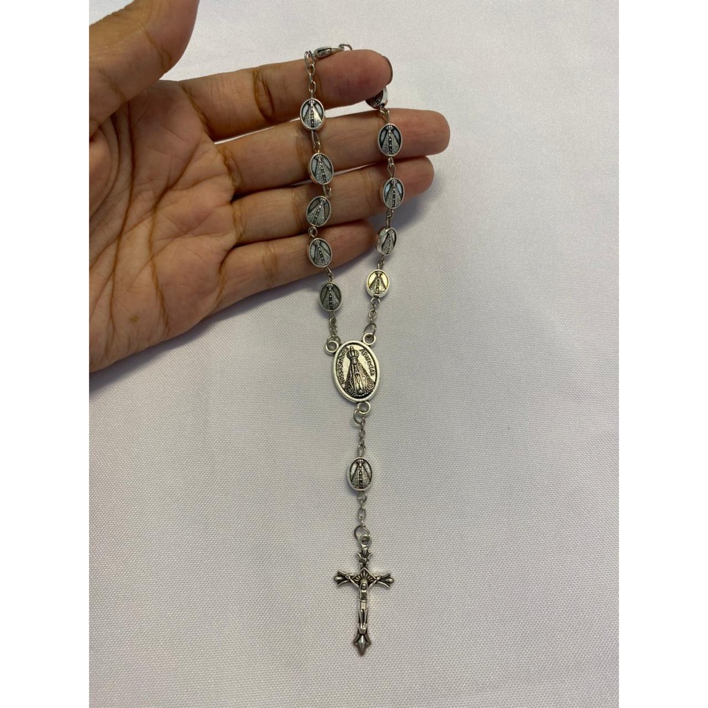 5 DEZENAS / TERÇO PARA CARRO MEDALHA SÃO CRISTOVÃO E NOSSA SENHORA APARECIDA PARA RETOVISOR 19CM