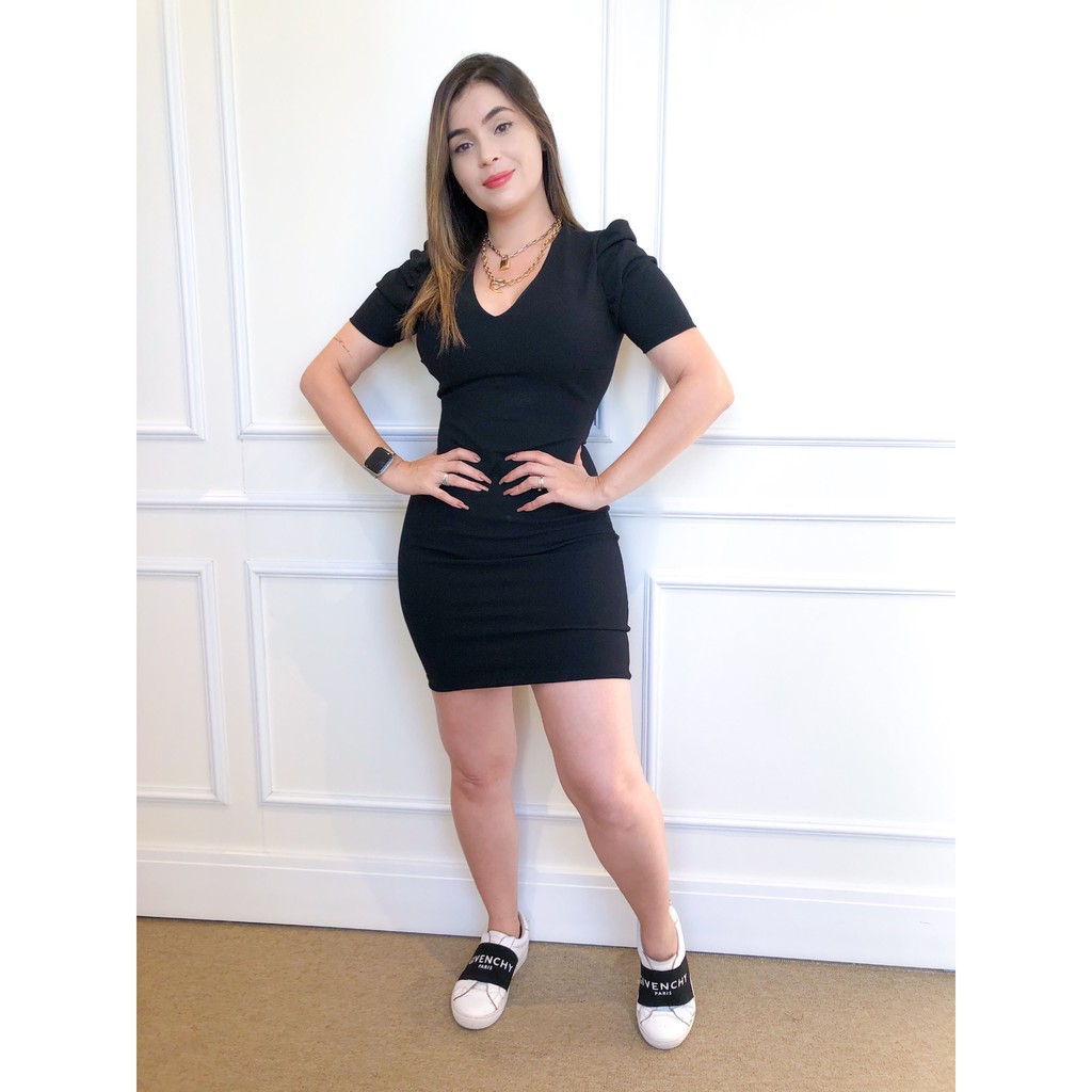 vestido curto colado preto