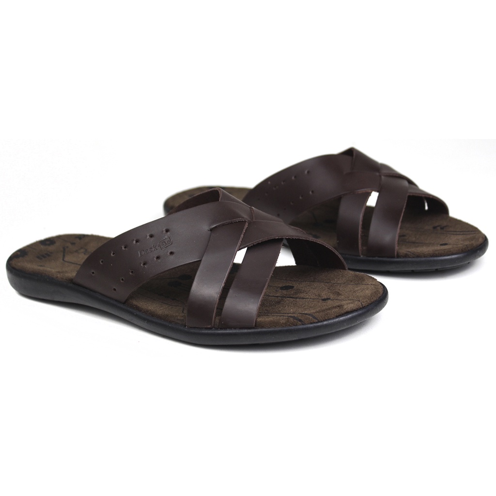 Chinelo em couro masculino com solado de borracha.