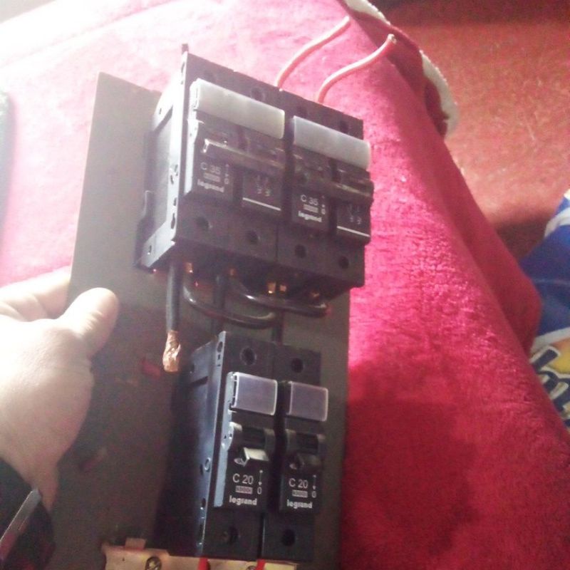 kit com 2 dijuntores duplo unic c 35 legrand e 2 unitários c 20 unic legrand