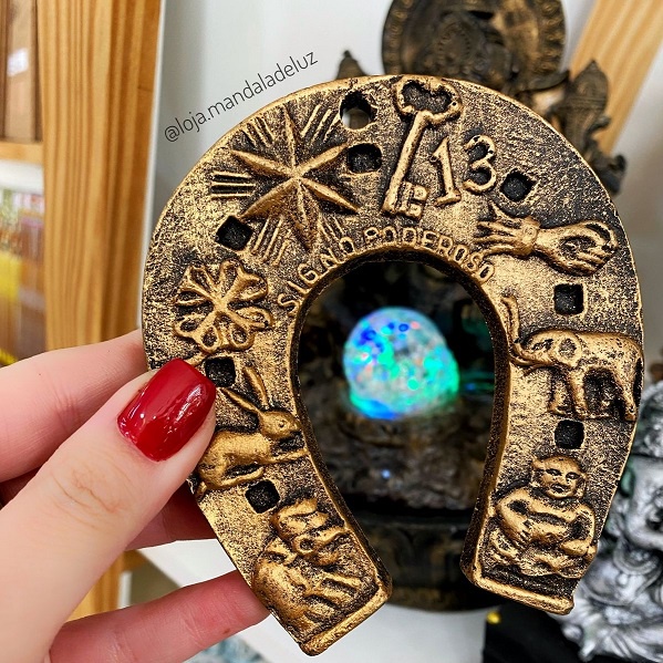 Ferradura Decorativa Para Pendurar - Amuleto da Sorte Dourada Material Resina