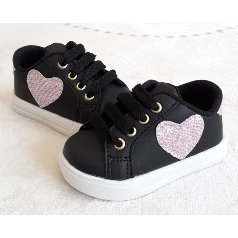 Tênis preto ou branco com coração rosa para bebê sapatinho infantil menina em Oferta na Shopee