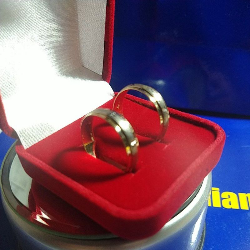 Alianças bodas de prata ouro 18k com pedras de Brilhante 1 ponto e com estrelinhas 9 gramas 6 mm