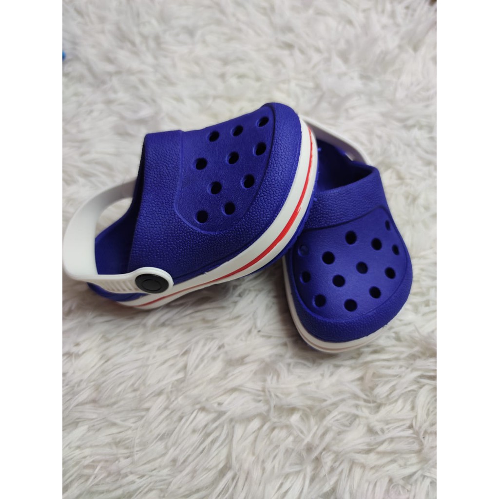 sandalia crocs menino