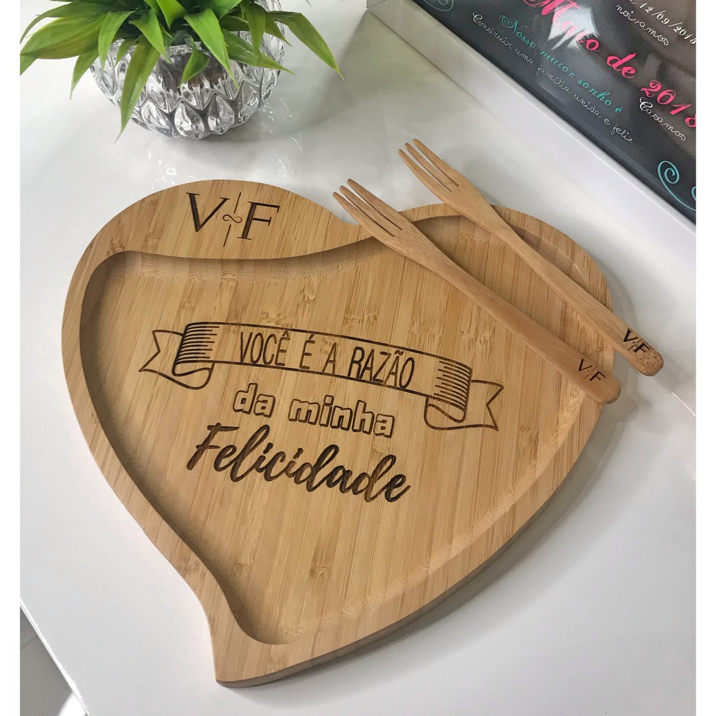 Kit com Petisqueira de Coração e 02 Garfinhos em Bambu