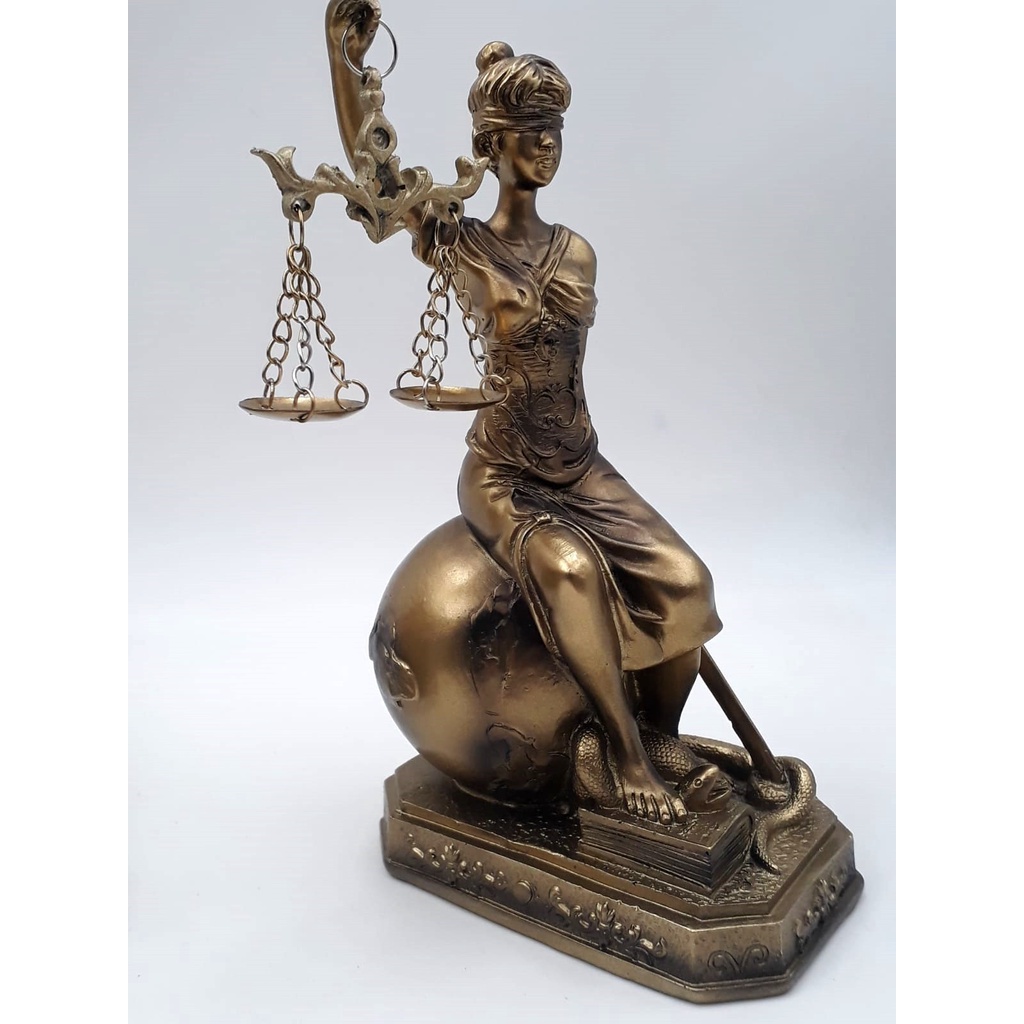 Dama da Justiça 18 OU 25cm deusa Thêmis Sentada no Globo enfeite em resina acabamento cor bronze liso. Valor da unidade.