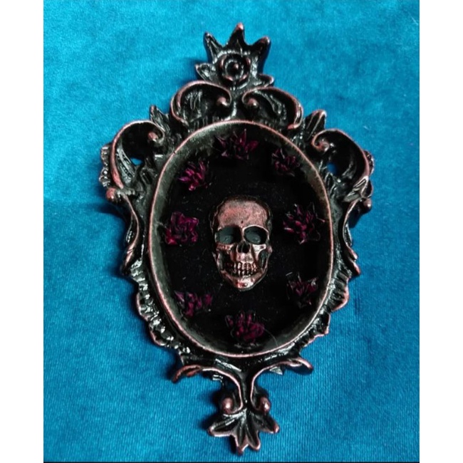 Quadro moldura de resina, cranio de resina, pintados a mão, com flores desidratadas. 14x9cm