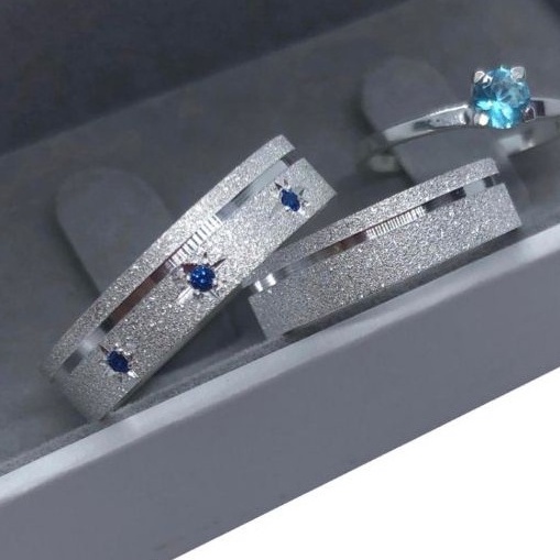 Aliança de namoro 4mm prata 950 com zircônias brilhantes azul com anel solitário