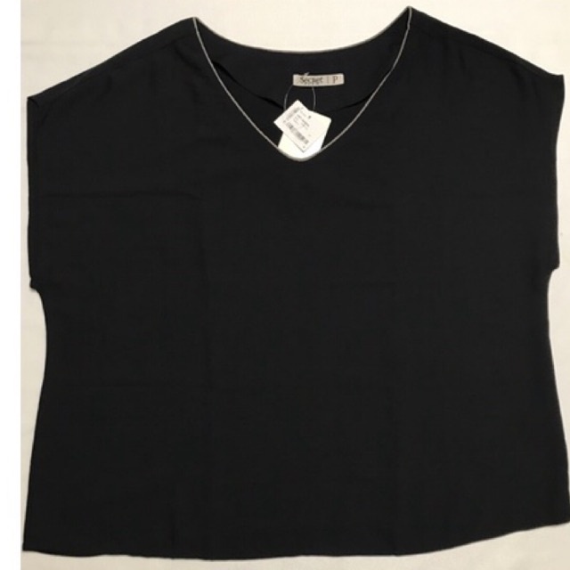 Blusa social adulto feminino Plus Size Modelo fechado, tradicional e manga curta Tecido forrado e liso Gola em "V" com brilho discreto Tamanho P (Plus Size) Cor preto Marca Secret Glam Composição: 100% Poliéster