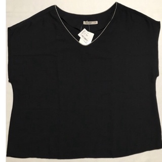 Blusa social adulto feminino Plus Size Modelo fechado, tradicional e manga curta Tecido forrado e liso Gola em "V" com brilho discreto Tamanho P (Plus Size) Cor preto Marca Secret Glam Composição: 100% Poliéster