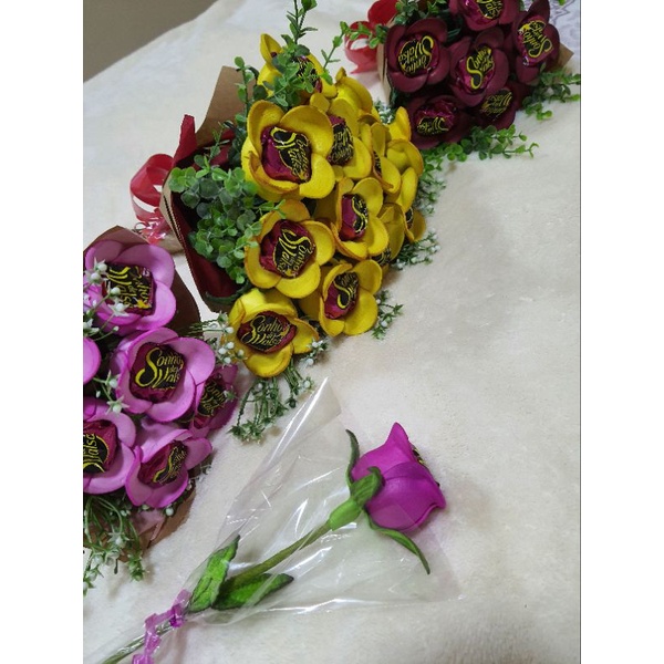 Buquê de flores roxas artificiais porta bombom para presente | Shopee Brasil