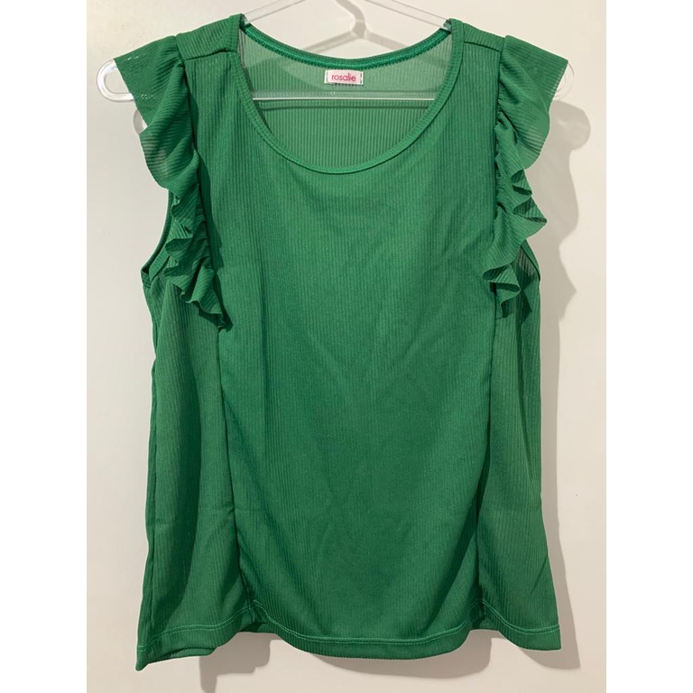 Blusa  Canelada Regata Alça Larga com Babados nas Laterais - Camiseta Regata Ribana Canelada - Regata Alça Larga- Regata Social - Blusa com Babado -  Alice Verde