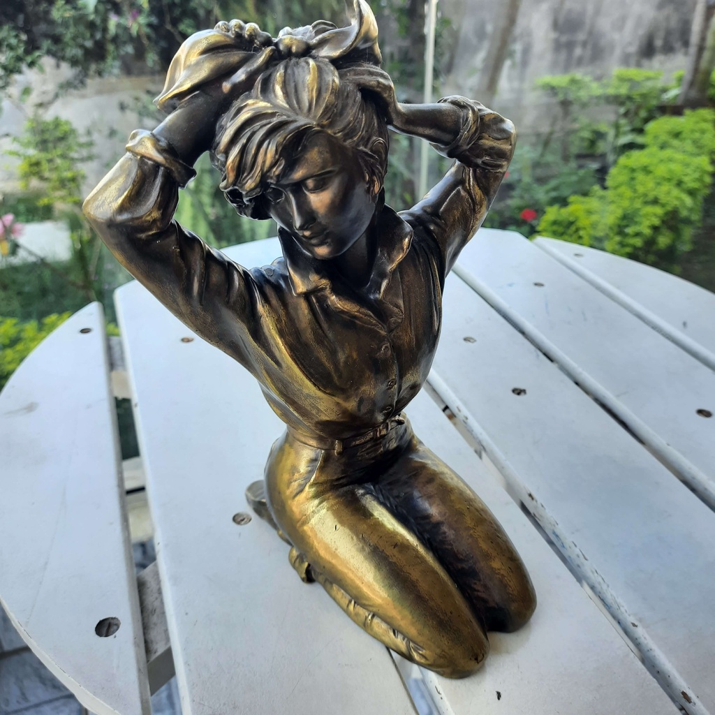 28cm altura Escultura antiga anos 60 em resina, representando garota / bronze antigo / antiguidade / bibelô antigo/ vintage / retrô