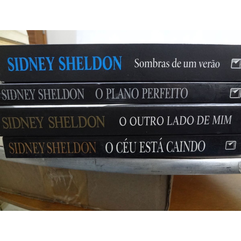 Livro Sidney Sheldon Quem Tem Medo de Escuro / Sombras de Um Verão / O Plano Perfeito / O Céu Está Caindo